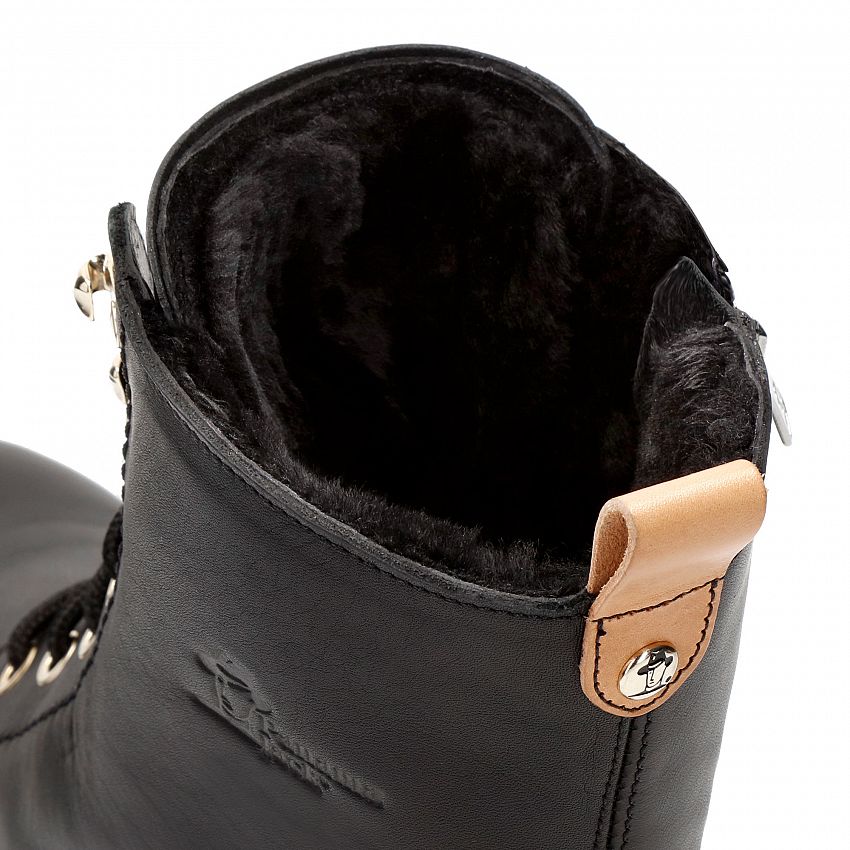 Fara Igloo Trav Black Napa, Flat women's Boot with Natural, flexible and durable rubber sole.