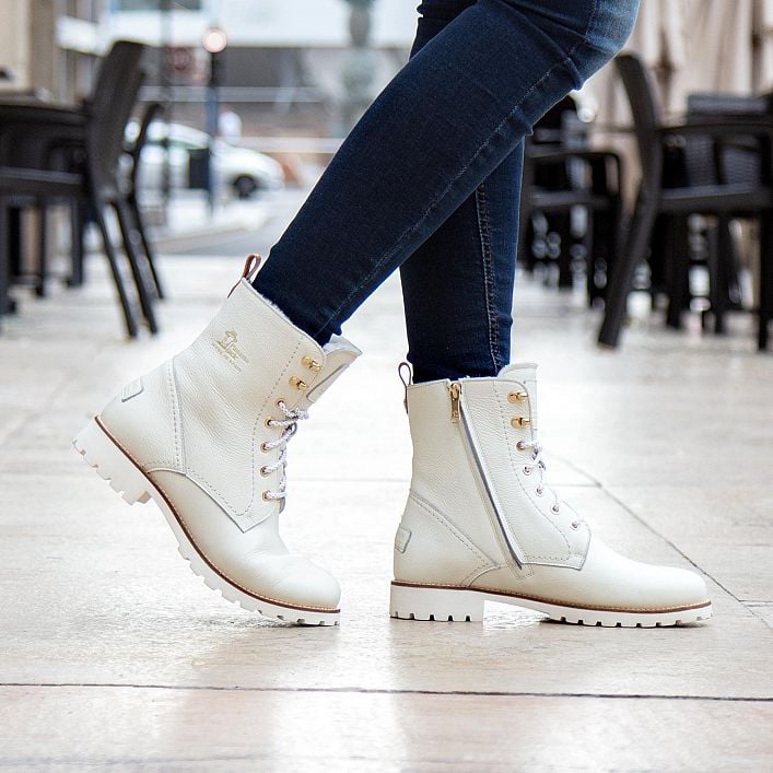 Fara Igloo Trav White Napa, Flat women's Boot with Natural, flexible and durable rubber sole.