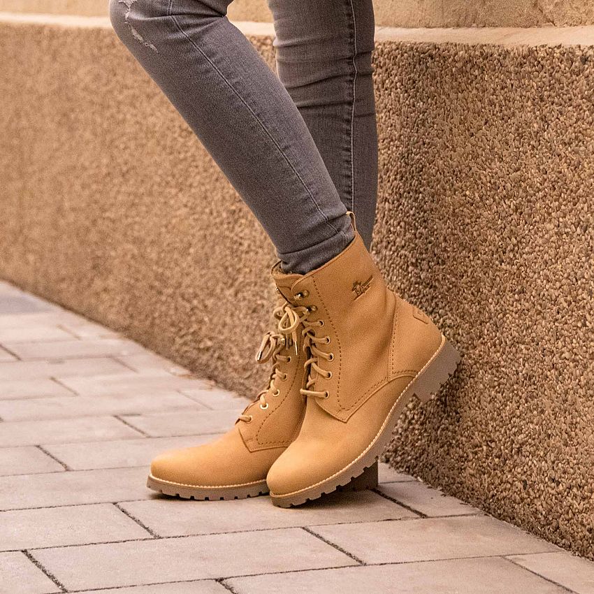 Fara Igloo Trav Camel Nobuck, Flat women's Boot with Natural, flexible and durable rubber sole.