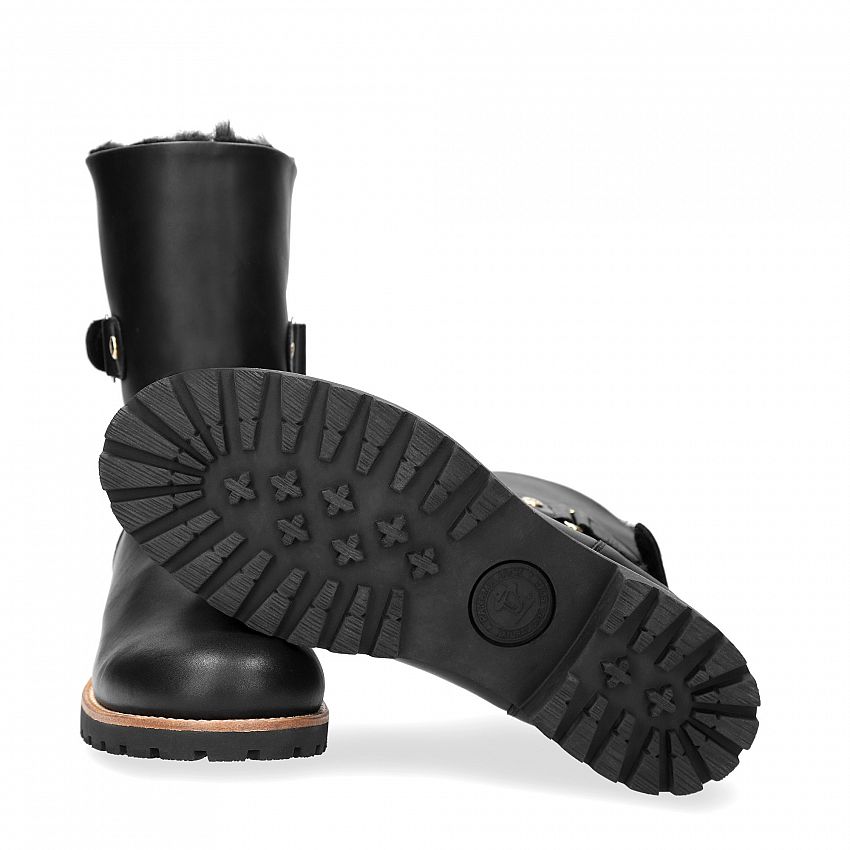 Felia Trav Black Napa, Flat women's Boot with Velcro Closure.
