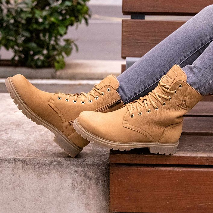 Frisia Camel Nobuck, Flat women's Boot with Natural, flexible and durable rubber sole.