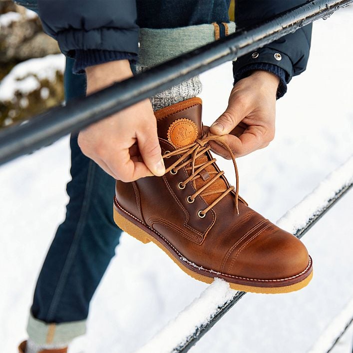 Slot Igloo Camel Pull-Up, Flat men's ANKLE Boot with Lace-up Closure.