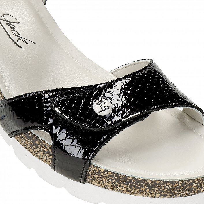 Vila Black Charol, Wedge sandals with Anatomical insole.
